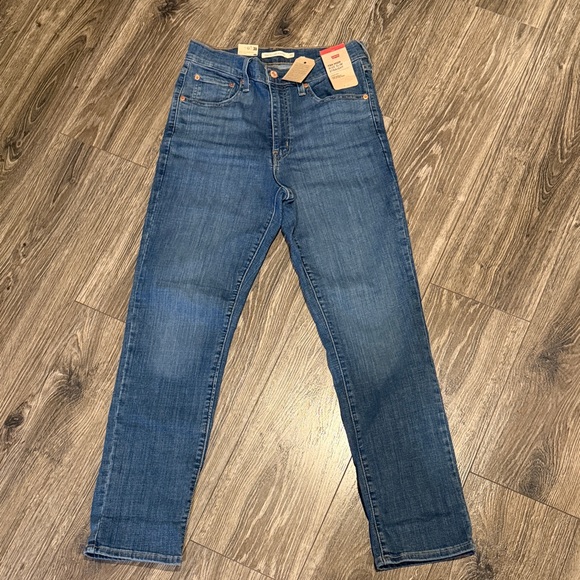 Levi's Women 724 Straight Leg Jeans - Picture 4 of 7